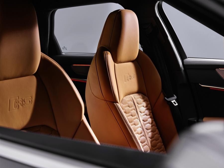 Интерьер Audi RS6 Avant (C8) 2019 года  (WW) (фото 9 из 46)